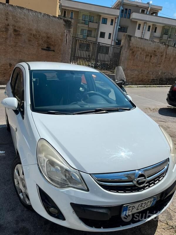 Bianco Usata 2012 Opel Corsa Tre volumi | 2600 € (Ottimo prezzo) - Immagine 1/4