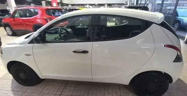 Usata Lancia Ypsilon Silver 69 CV (50 kW) 2019 Bianco