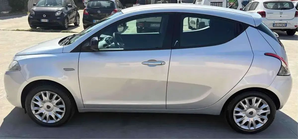 Usata Lancia Ypsilon Gold 69 CV (50 kW) 2014 Argento Utilitaria