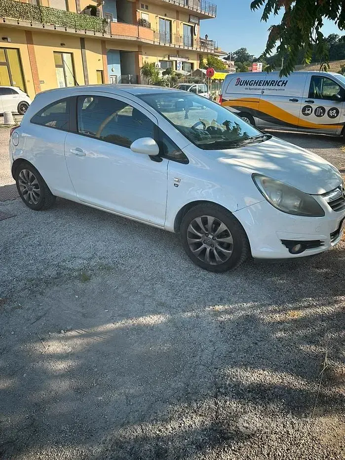 Usata Opel Corsa 75 CV (55 kW) 2010 Bianco Utilitaria