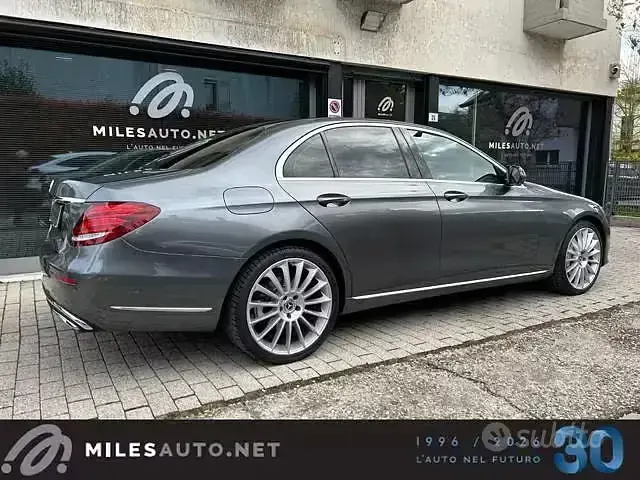 Usata Mercedes E350 Premium 258 CV (189 kW) 2016 Grigio scuro Berlina