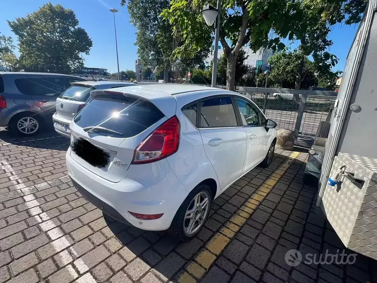 Usata Ford Fiesta Titanium 97 CV (71 kW) 2013 Bianco Berlina