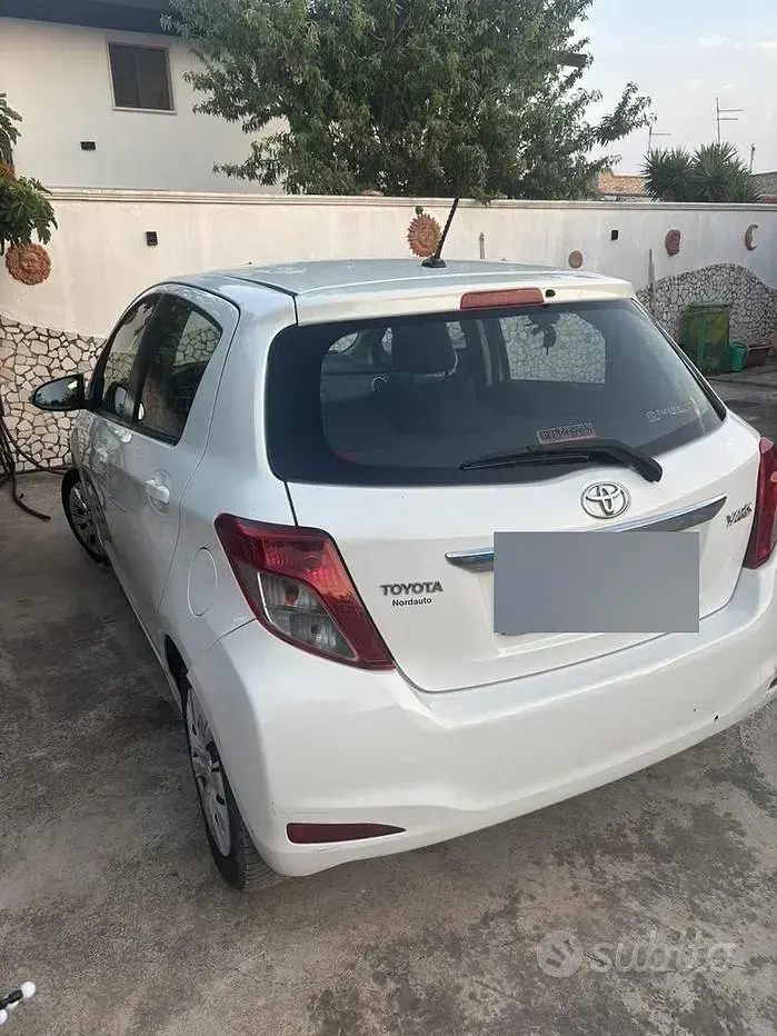 Usata Toyota Yaris 90 CV (66 kW) 2012 Bianco Utilitaria
