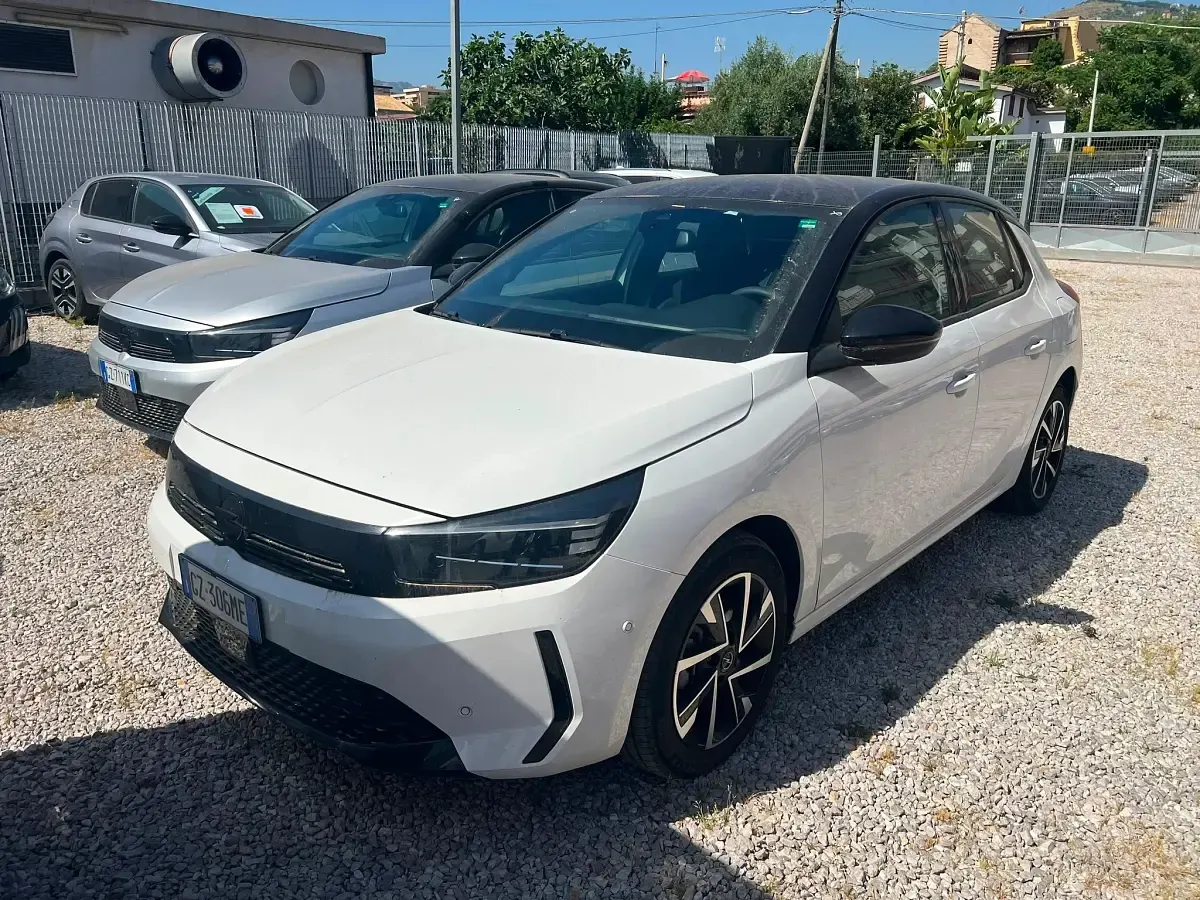 Usata Opel Corsa 100 CV (73 kW) 2025 Arktis white Utilitaria