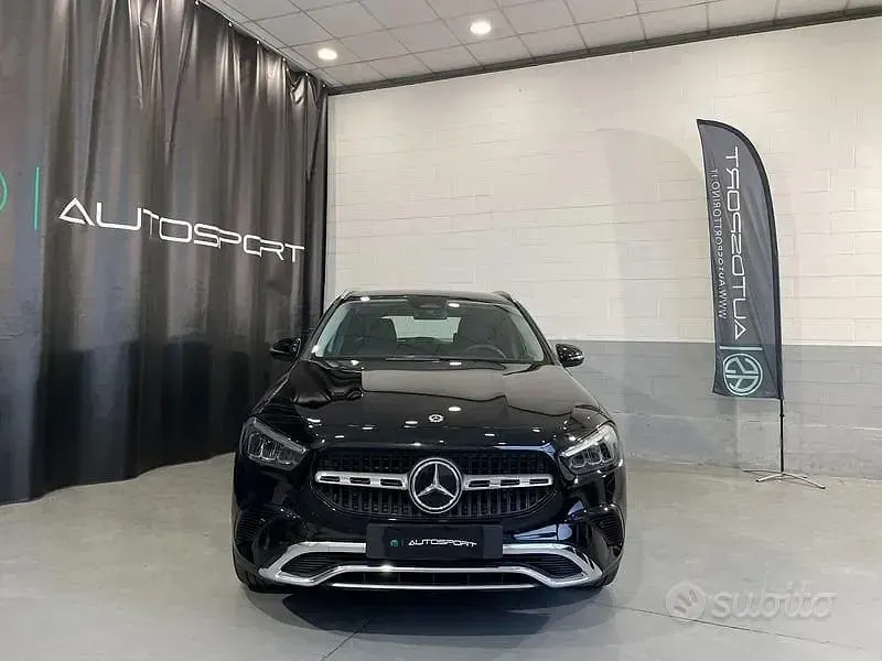 Usado Mercedes GLA180 Advanced 136 CV (100 kW) 2024 Negro SUV
