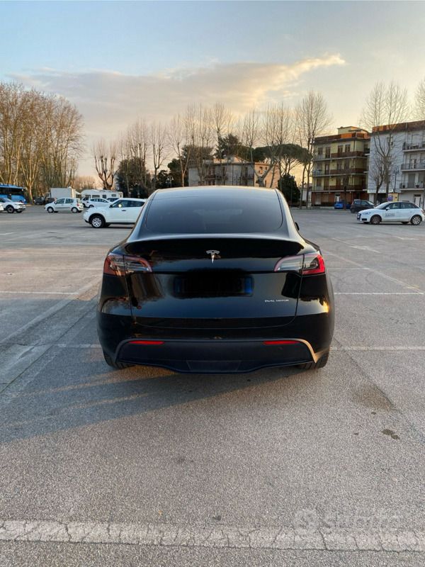 Nero Usata 2023 Tesla Model Y SUV | 40.000 € (Buon prezzo) - Immagine 1/4