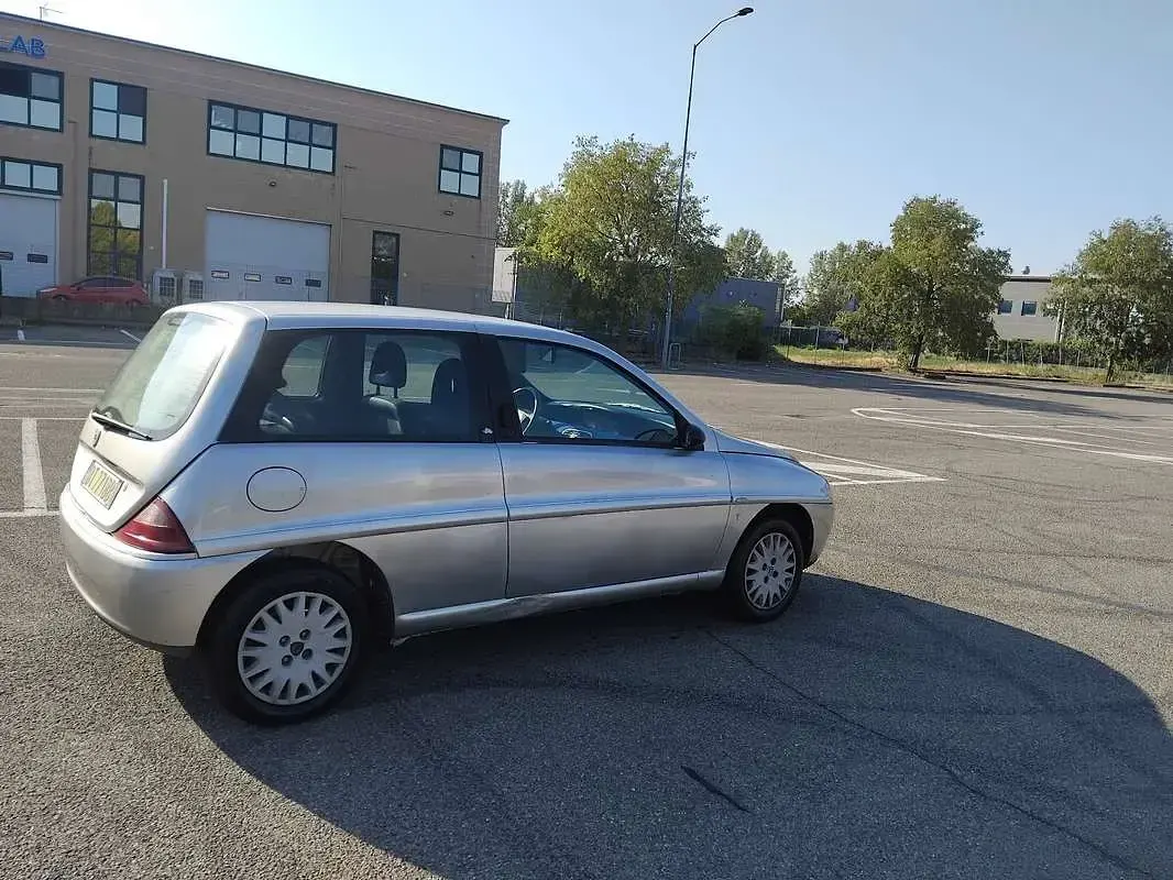 Usata Lancia Ypsilon 60 CV (44 kW) 2001 Grigio Utilitaria