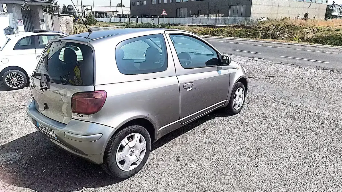 Usata Toyota Yaris Sol 65 CV (47 kW) 2003 Marrone Berlina
