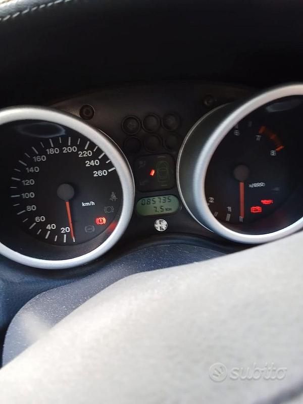 Usata Alfa Romeo Spider 155 CV (114 kW) 1998 Nero Cabrio