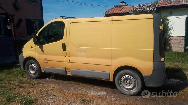 Usata Renault Trafic 100 CV (73 kW) 2003 Giallo Monovolume