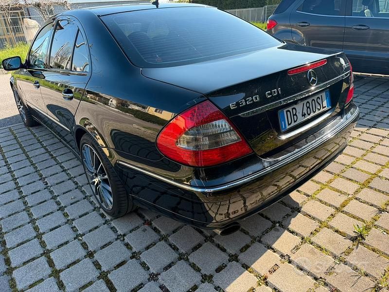 Usata Mercedes E320 224 CV (164 kW) 2007 Nero Berlina