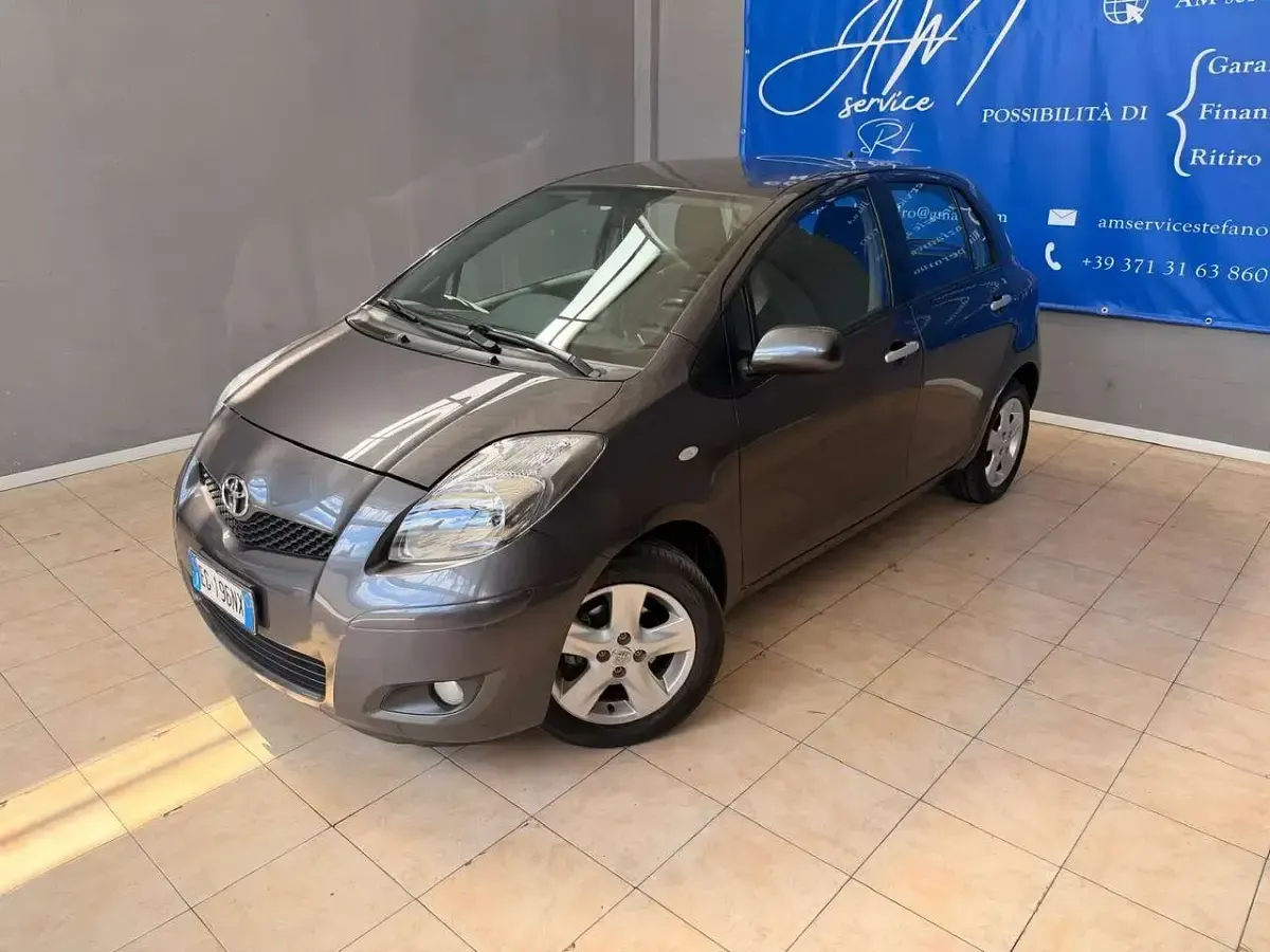 Usata Toyota Yaris Sol 69 CV (50 kW) 2011 Argento Utilitaria