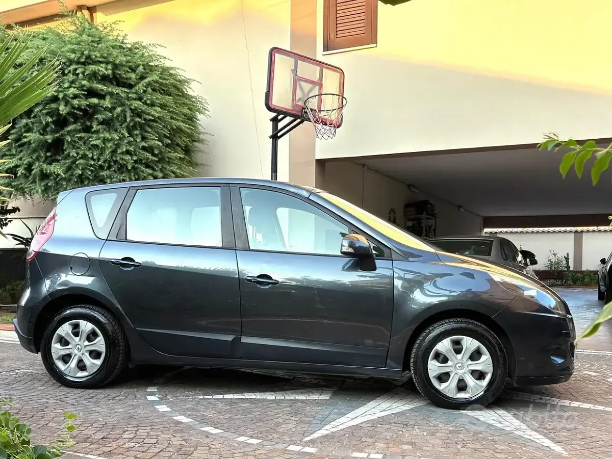 Usata Renault Scénic III 106 CV (77 kW) 2009 Grigio Monovolume