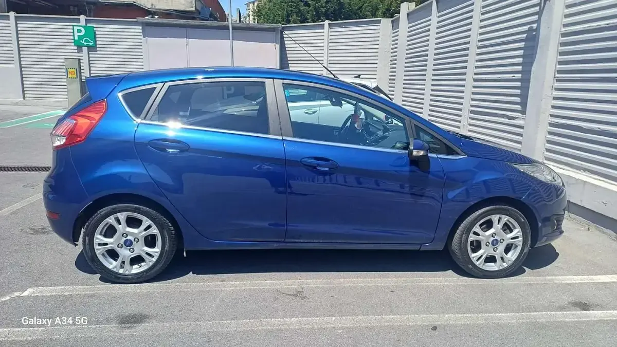 Usata Ford Fiesta Titanium 75 CV (55 kW) 2017 Bluazzurro Utilitaria