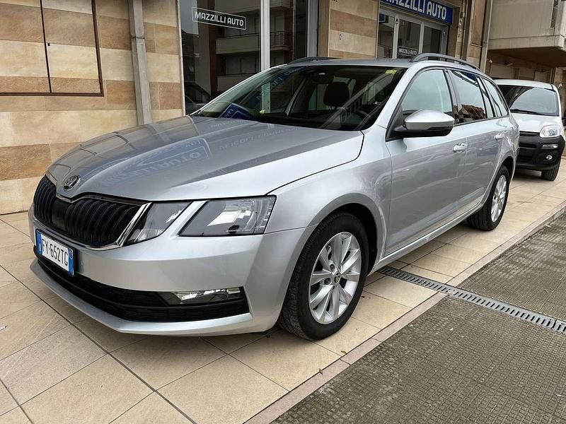 Argento Usata 2019 Skoda Octavia Executive Station wagon | 10.800 € (Buon prezzo) - Immagine 1/4