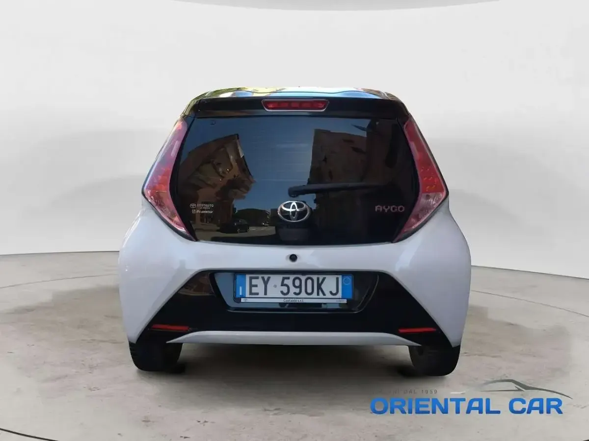 Usata Toyota Aygo X-play 69 CV (50 kW) 2015 Bianco Utilitaria