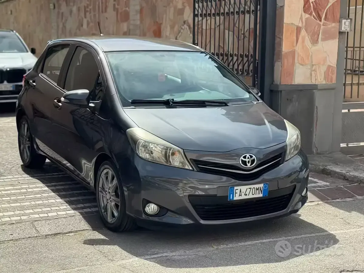 Usata Toyota Yaris Lounge 90 CV (66 kW) 2015 Grigio Utilitaria