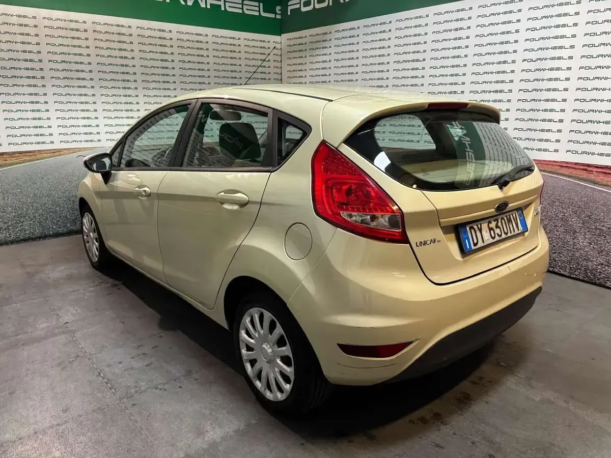 Usata Ford Fiesta 95 CV (69 kW) 2010 Beige Berlina