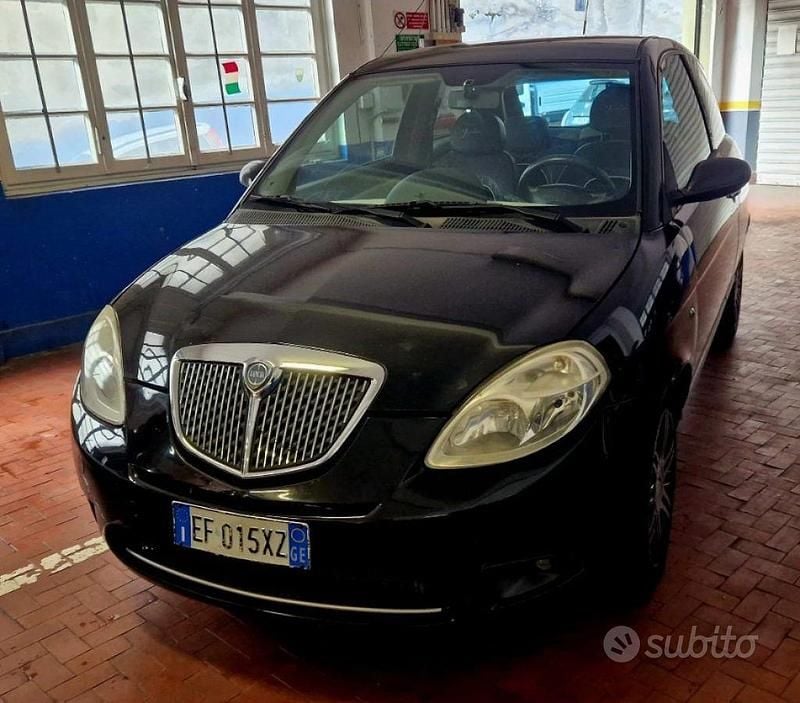 Usado Lancia Ypsilon 2010 Cinzento Citadino