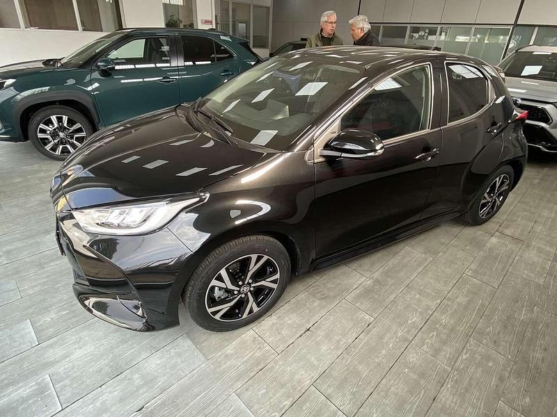 Nuova Toyota Yaris Hybrid Trend 92 CV (67 kW) 2026 Nero Berlina