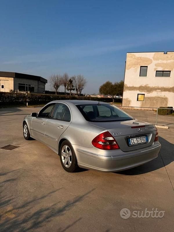 Usata Mercedes E270 177 CV (130 kW) 2004 Grigio Berlina