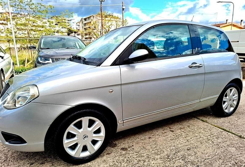Usata Lancia Ypsilon 75 CV (55 kW) 2009 Argento Utilitaria