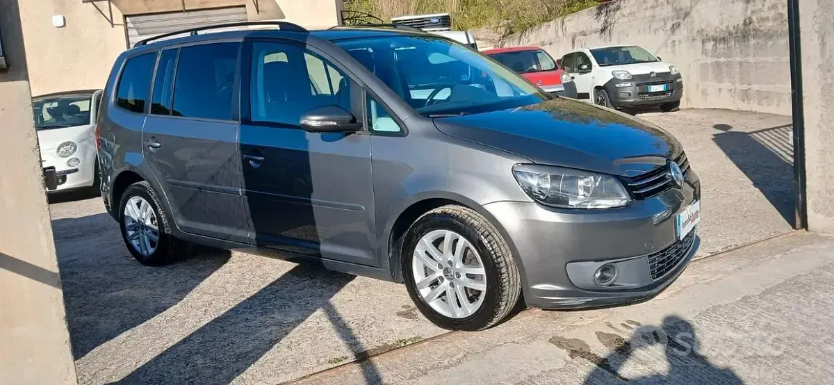 Begagnad VW Touran Comfortline 105 HK (77 kW) 2014 Grå Minibuss