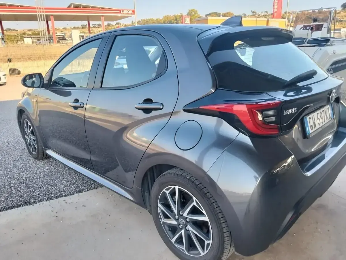 Usata Toyota Yaris Lounge 115 CV (84 kW) 2020 Grigio Utilitaria