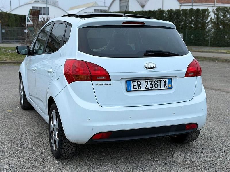 Usata Kia Venga 90 CV (66 kW) 2013 Bianco Utilitaria