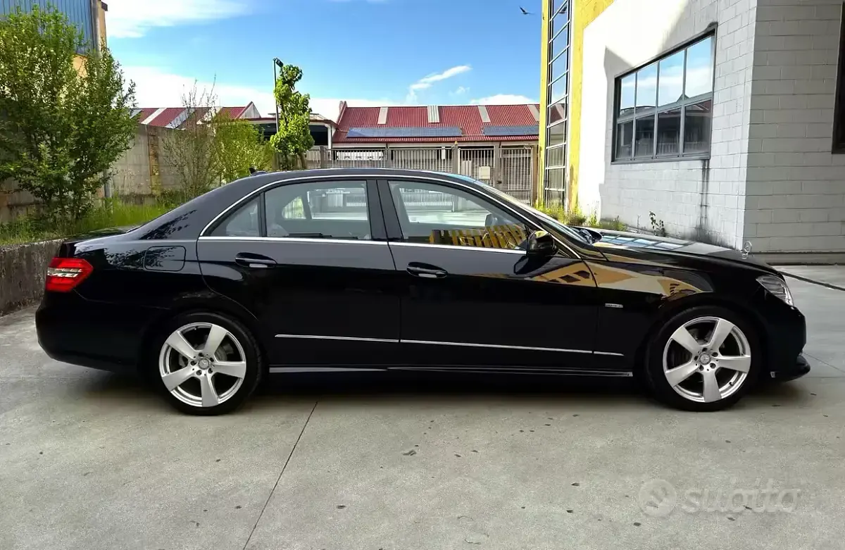 Gebraucht Mercedes E220 Avantgarde 170 PS (125 kW) 2012 Schwarz Limousine