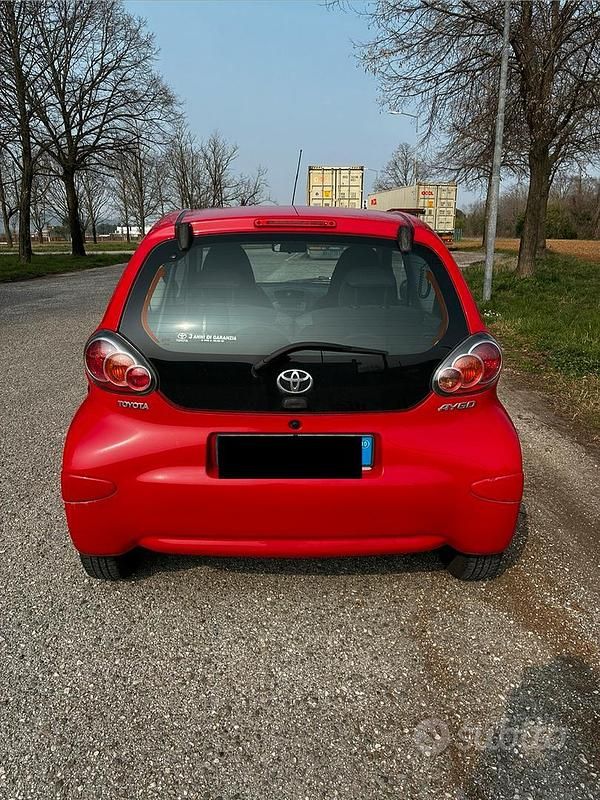 Usata Toyota Aygo 68 CV (50 kW) 2010 Rosso Utilitaria