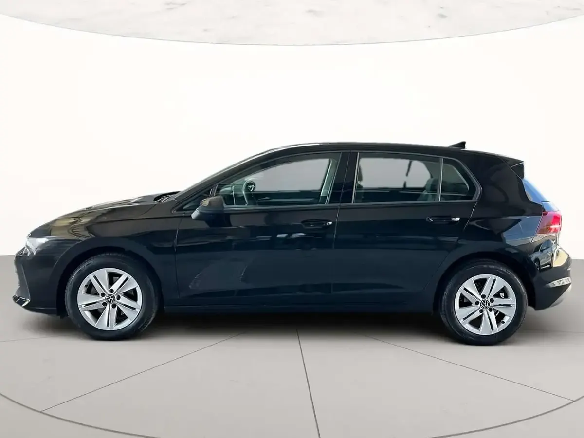 Usata VW Golf VIII Life 116 CV (85 kW) 2025 Grenadill black metallizzato Berlina