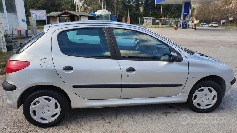 Grigio Usata 2001 Peugeot 206 Tre volumi | 2500 € - Immagine 1/4