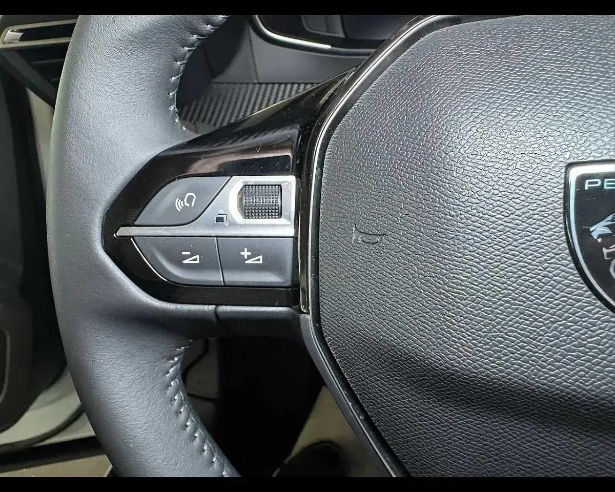 Usata Peugeot 2008 Allure 101 CV (74 kW) 2025 Bianco SUV