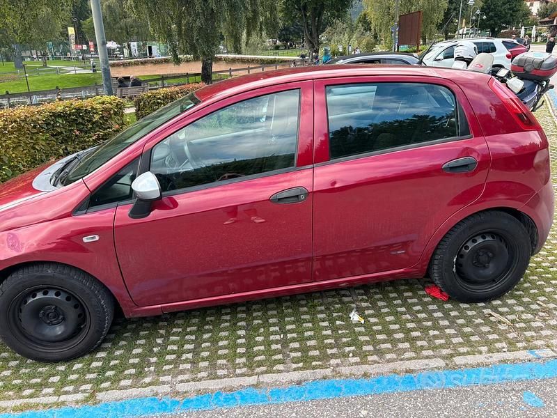 Usata Fiat Grande Punto 65 CV (47 kW) 2011 Rosso Utilitaria