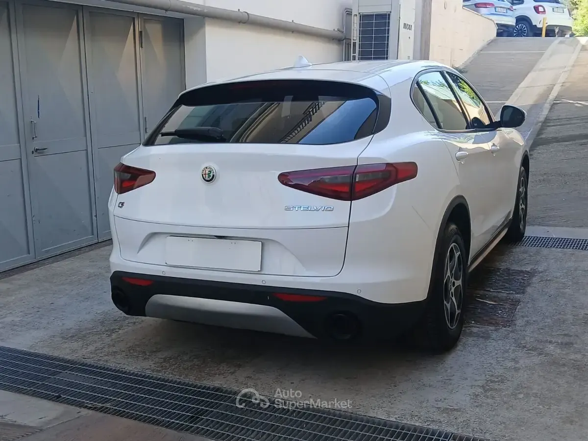 Usata Alfa Romeo Stelvio Business 190 CV (139 kW) 2022 Bianco SUV