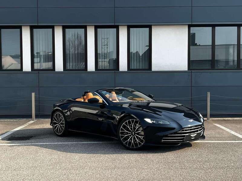 Ultramarine black Usata 2022 Aston Martin V8 Vantage Coupé | 165.000 € (Molto cara) - Immagine 1/4