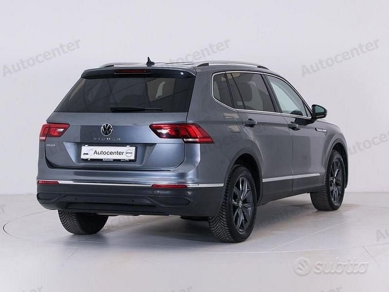 Begagnad VW Tiguan Allspace Life 150 HK (110 kW) 2022 Grå SUV