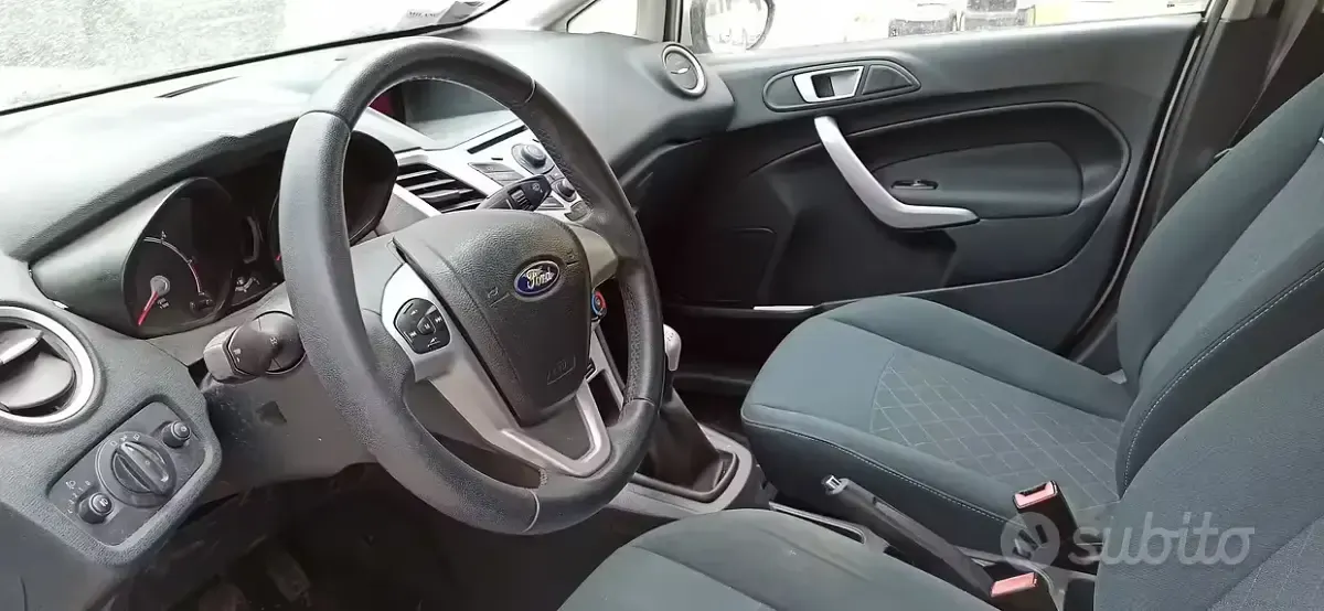 Usata Ford Fiesta 80 CV (58 kW) 2011 Grigio Berlina