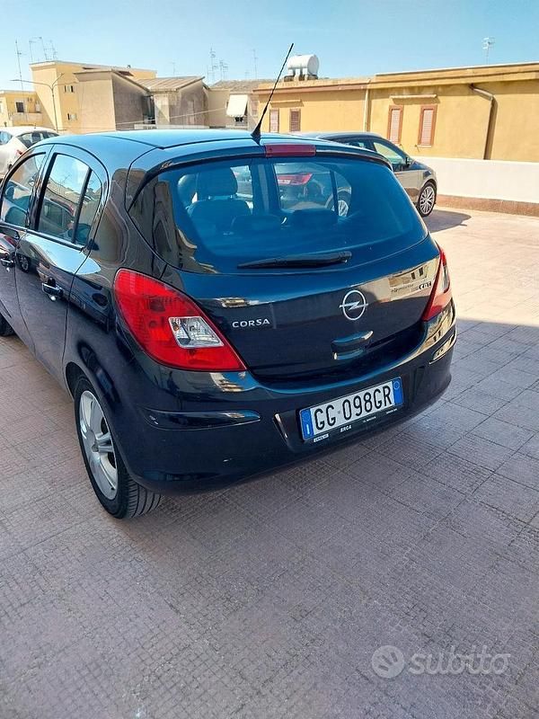 Usata Opel Corsa 90 CV (66 kW) 2009 Nero Berlina