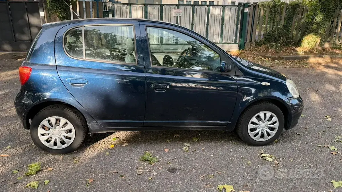 Usata Toyota Yaris 68 CV (50 kW) 2003 Bluazzurro Berlina