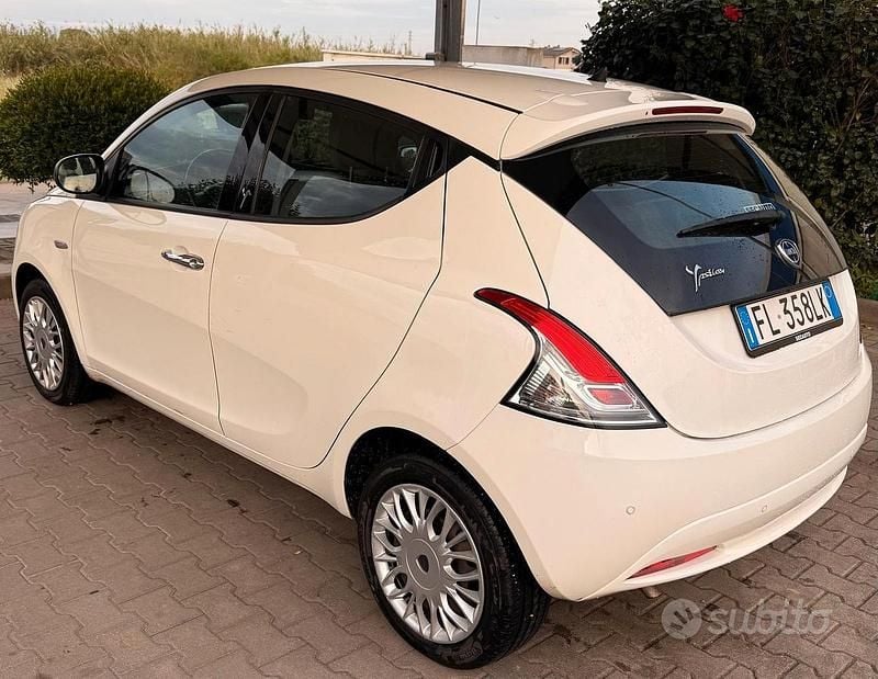 Usata Lancia Ypsilon 69 CV (50 kW) 2018 Bianco Utilitaria