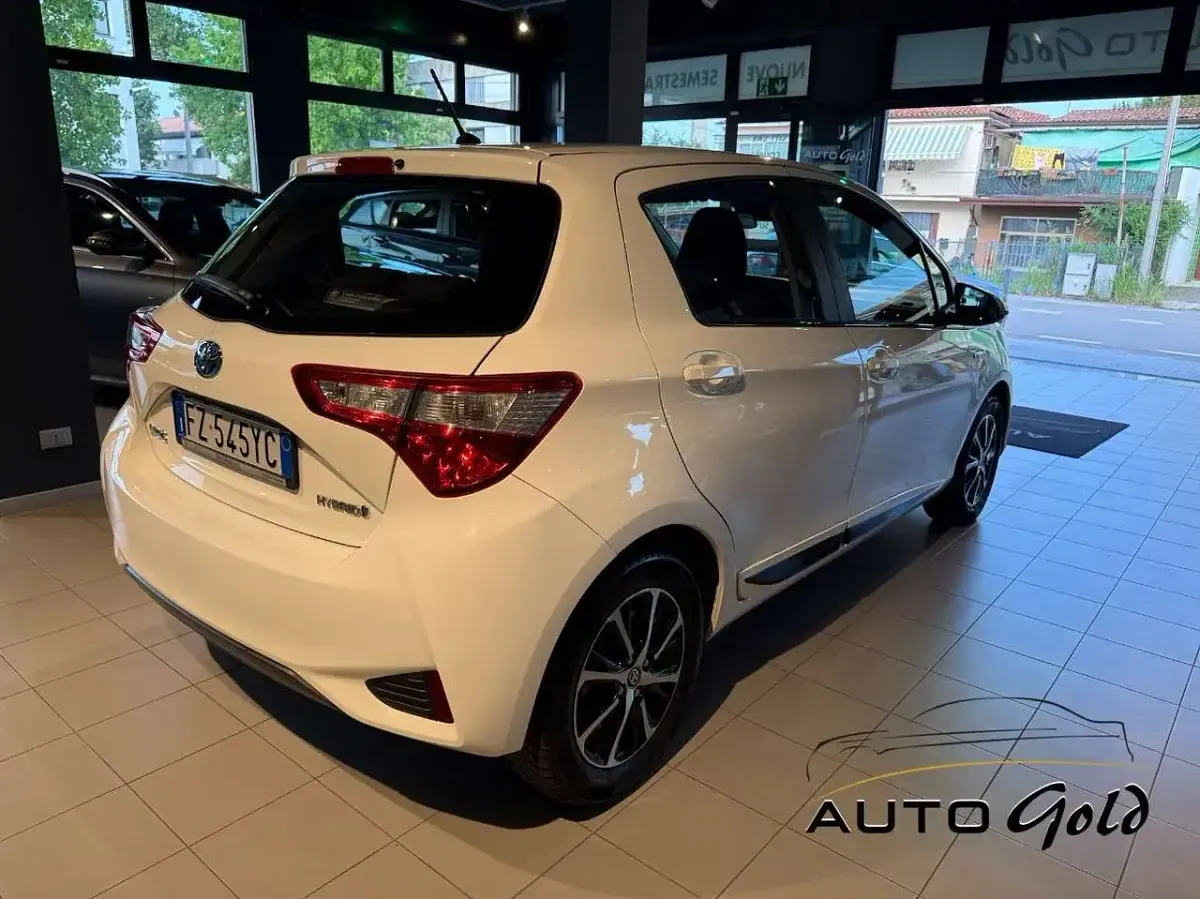 Usata Toyota Yaris Hybrid Cool 73 CV (53 kW) 2020 Other Berlina