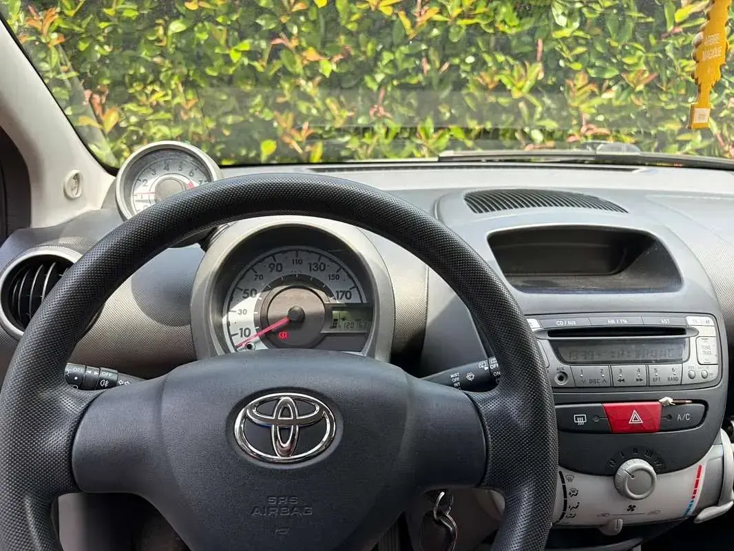 Usata Toyota Aygo 68 CV (50 kW) 2005 Grigio Utilitaria