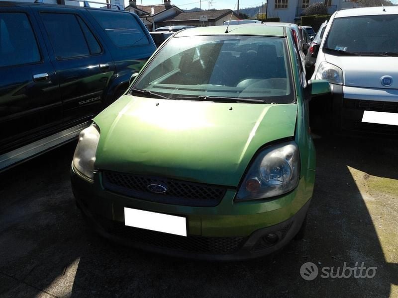 Usata Ford Fiesta 67 CV (49 kW) 2006 Verde Utilitaria