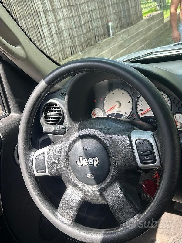 Usata Jeep Cherokee 116 CV (85 kW) 2004 Grigio SUV