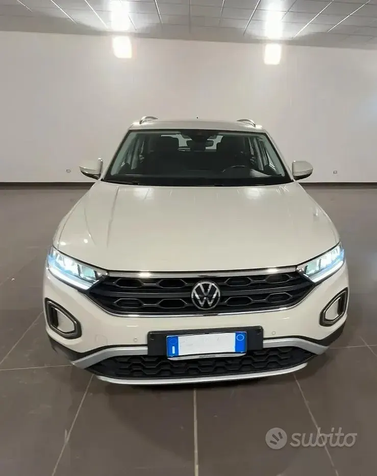 Usata VW T-Roc Life 110 CV (80 kW) 2023 Beige SUV