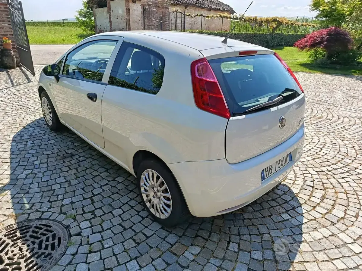 Usata Fiat Punto 69 CV (50 kW) 2012 Bianco Utilitaria