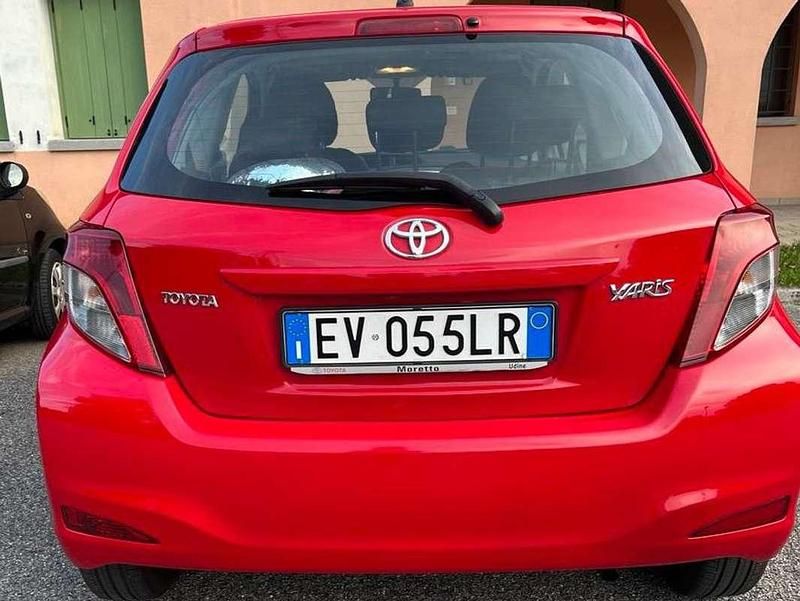 Rosso Usata 2014 Toyota Yaris Tre volumi | 4100 € (Ottimo prezzo) - Immagine 1/4
