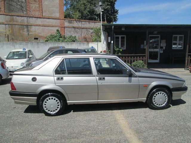 Usata Alfa Romeo 75 120 CV (88 kW) 1990 Argento metallizzato Berlina